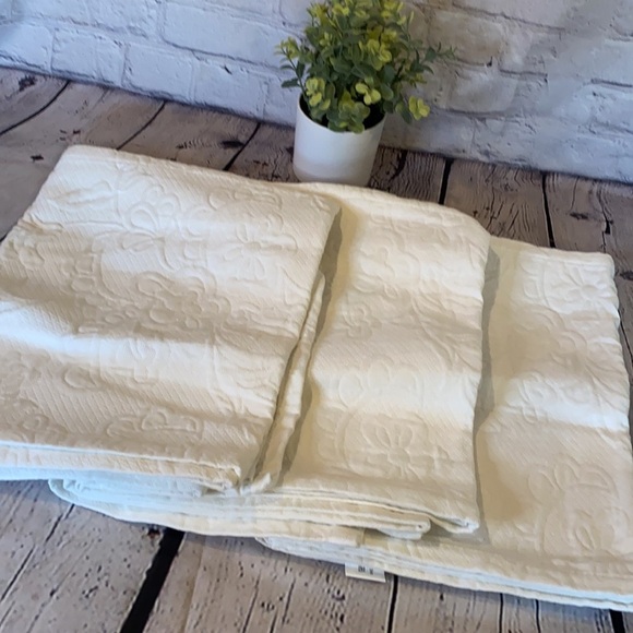 8020 Casablanca 15x19 white table runner - Picture 6 of 7